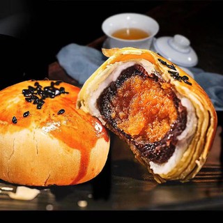 Bánh nhân đậu đỏ trứng muối