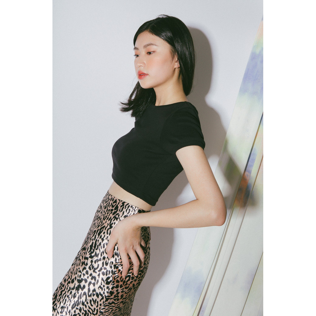 LIBÉ - Áo croptop tay ngắn màu đen