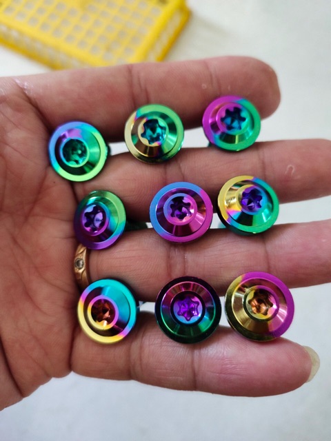 Giá 1 con Ốc 6li gắn Ốp Pô , dè , che sên xe máy