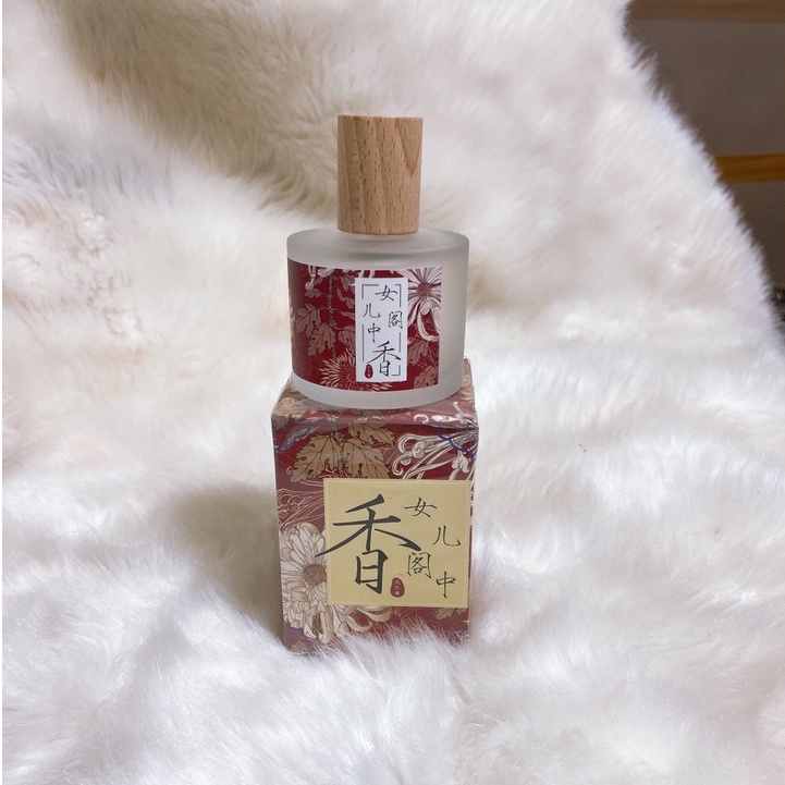 Nước hoa nắp gỗ cổ trang thơm lâu