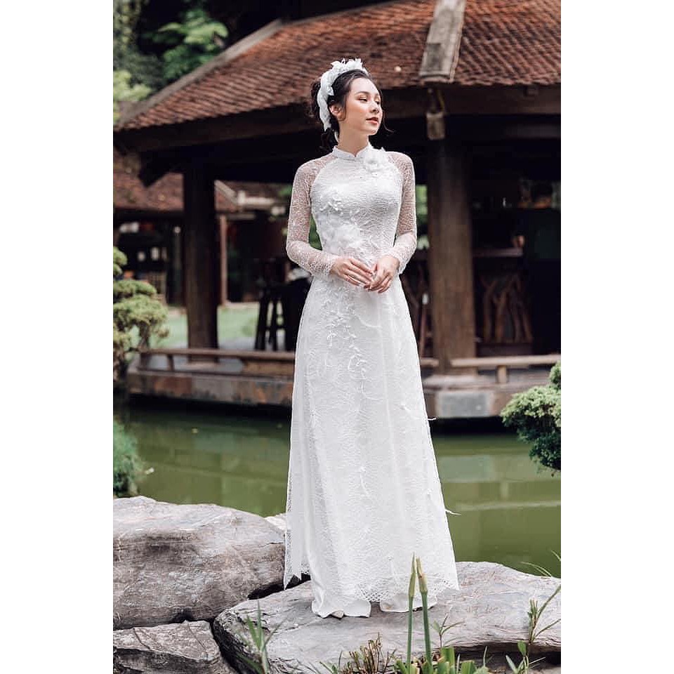 Áo dài cưới đính kết hoa_Chaang_Thiết kế áo dài cô dâu nền ren kết hợp lông vũ đẹp