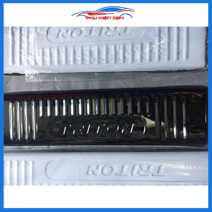 Ốp bậc cửa, nẹp bước chân trong Triton 2015-2016-2017-2018-2019-2020-2021 vân titan chống trầy bảo vệ xe