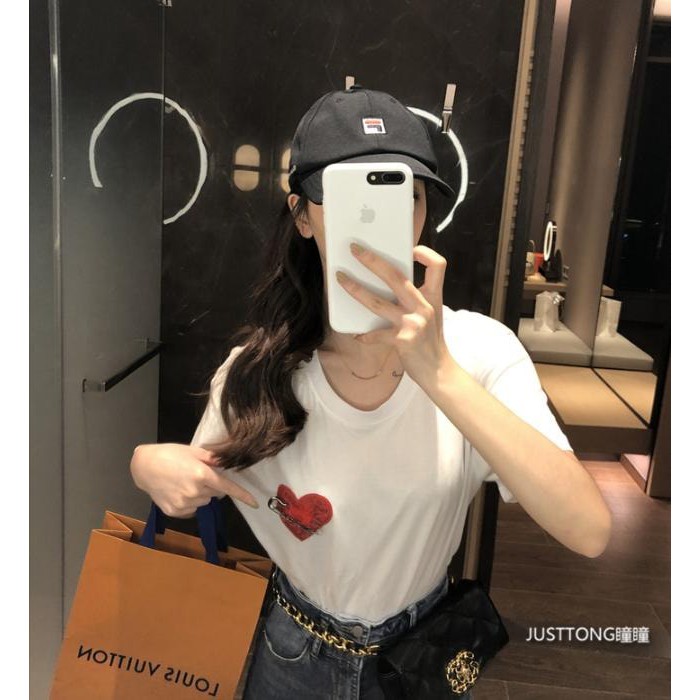 áo tim đính ghi băng cổ tròn