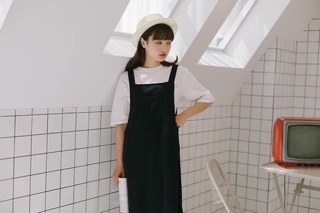 Set váy yếm đen + áo thun trắng