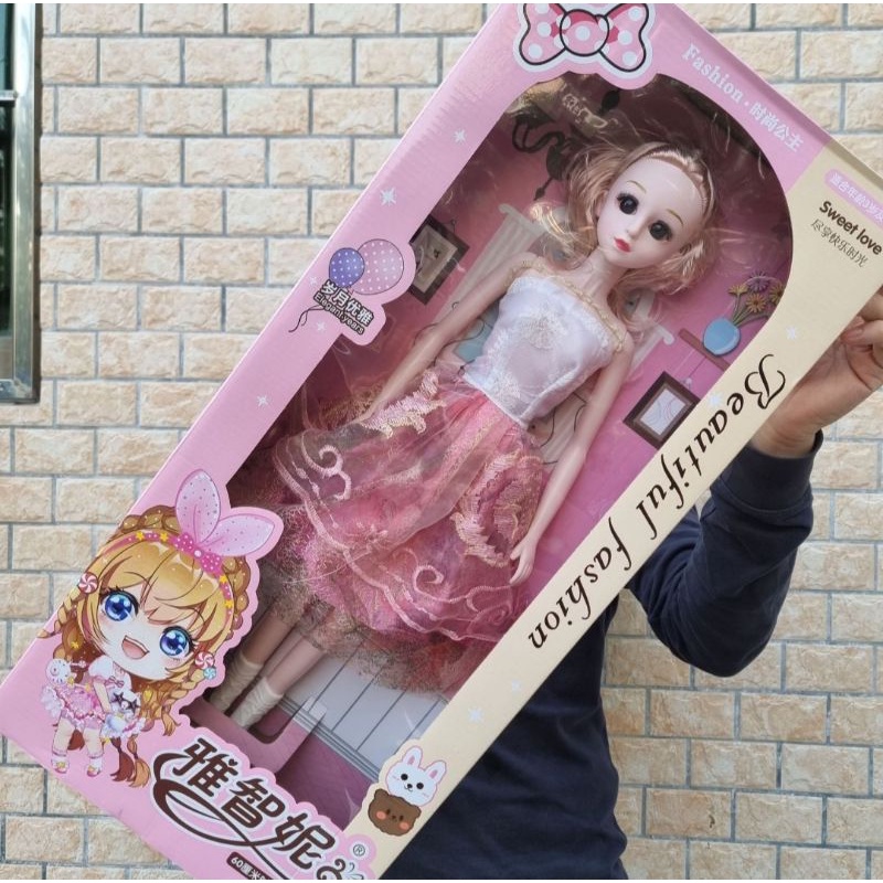 Búp bê khổng lồ 60cm, dễ kết hợp với các bộ đồ chơi trang điểm, làm tóc cho bé tập make up
