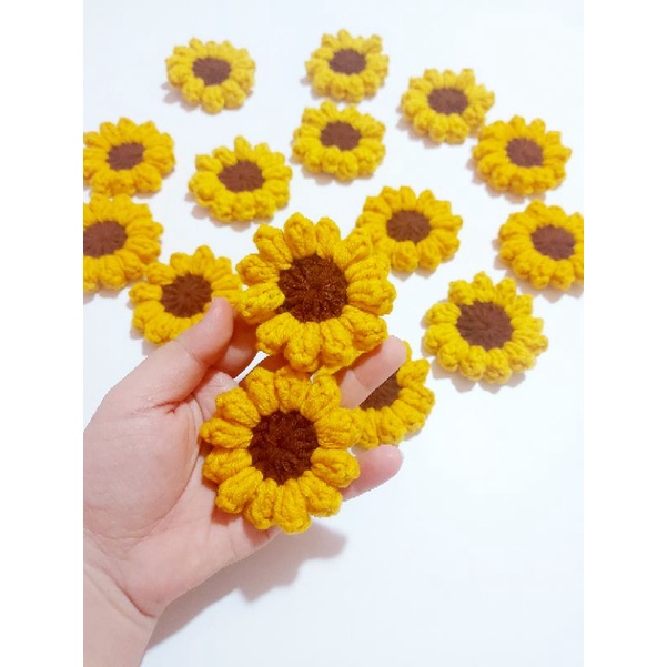 Pin cài hoa hướng dương bằng len