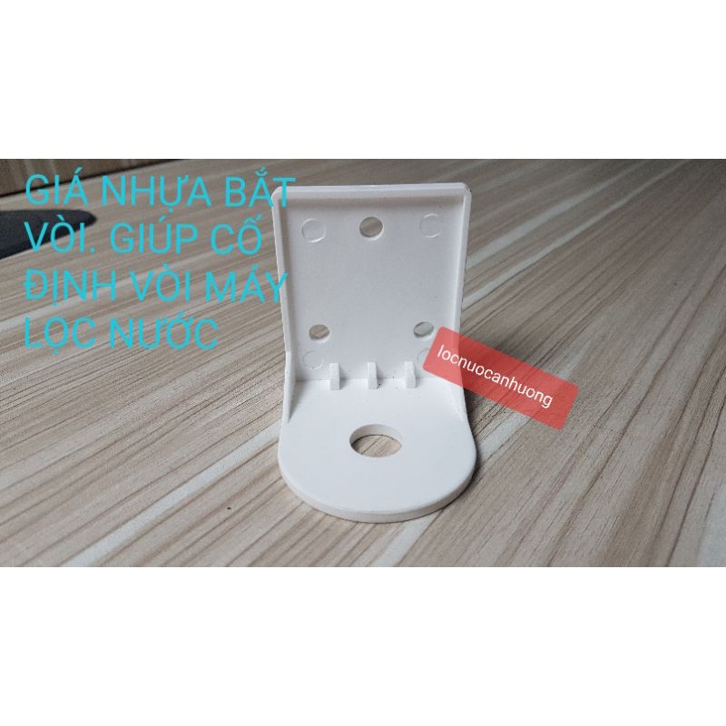 Giá nhựa bắt vòi. giá giúp cố định vị trí lắp đặt của vòi dùng cho máy lọc nước.