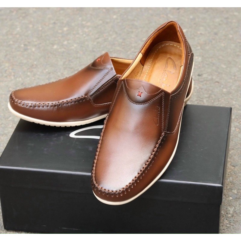 Giày Clarks chính hãng mà để in Thái lan