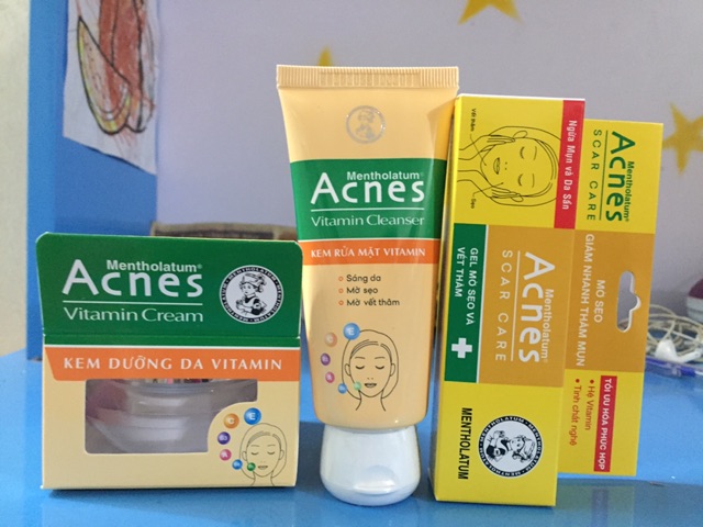 Bộ sản phẩm sáng da, mờ sẹo và vết thâm - Acnes Vitamin gồm: kem rửa mặt, kem dưỡng da, gel mờ sẹo vết thâm Scar Care12g