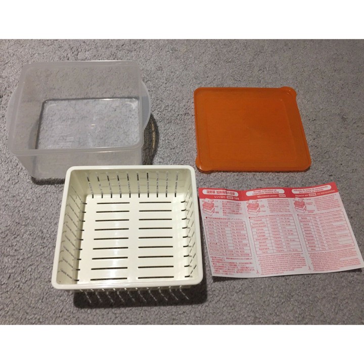 Hôp nhựa có rổ nhựa bên trong, dùng hấp rau củ trong lò vi sóng 17,2x14,8cm cao 7,1cm; 1,2 lít. D758