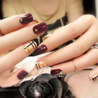 Sét 24 móng tay giả mẫu ngắn kẻ nâu đen