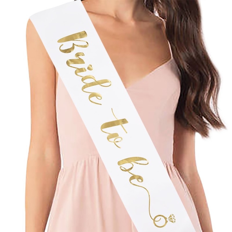 Khăn satin in chữ Bride to Be với vòng kim cương cho cô dâu trong tiệc cưới