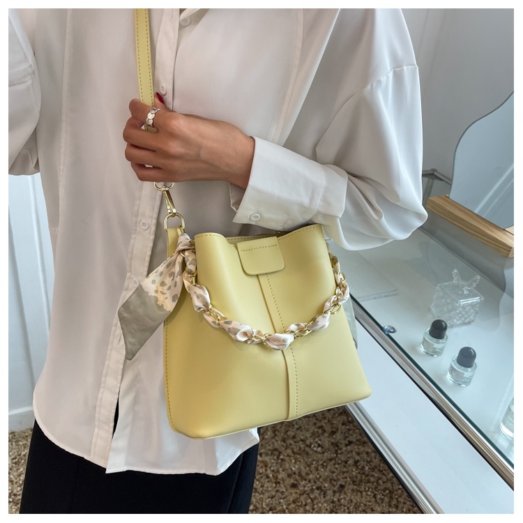 IELGY Túi Đeo Chéo Dáng Xô Phối Dây Xích Thời Trang Cho Nữ