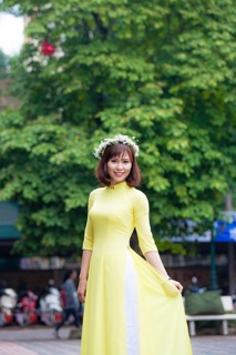 Áo dài màu vàng
