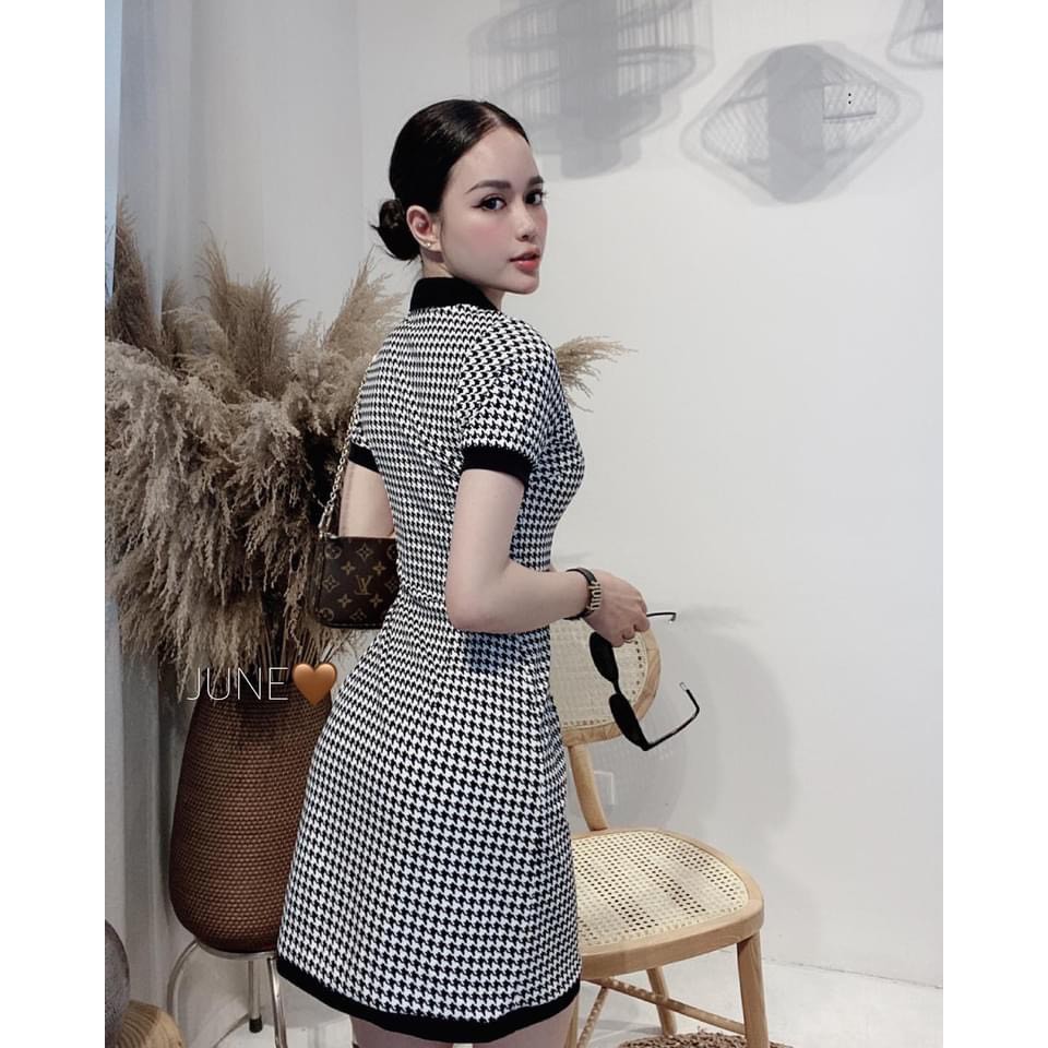 Váy Zic Zac Dáng Ôm Cổ Bẻ Phối Bo Cúc Ngọc
