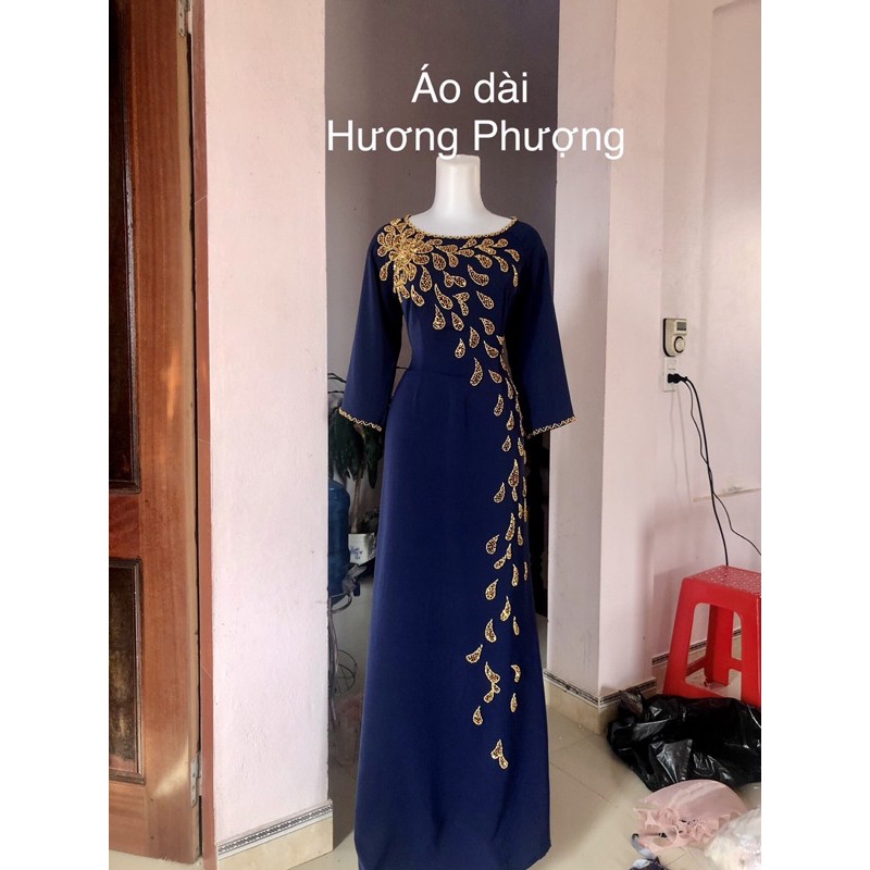 Áo dài trung niên màu xanh đen thiết kế