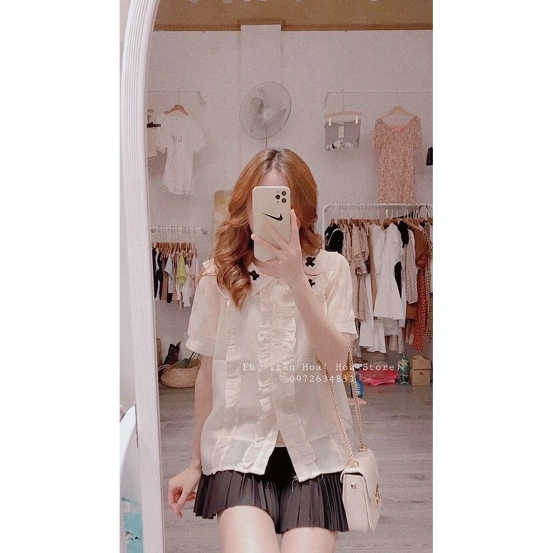 sơ mi trắng cổ bèo hoặc chân váy