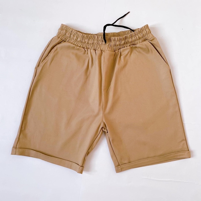 Quần đùi kaki chất co giản nhẹ lưng thun.