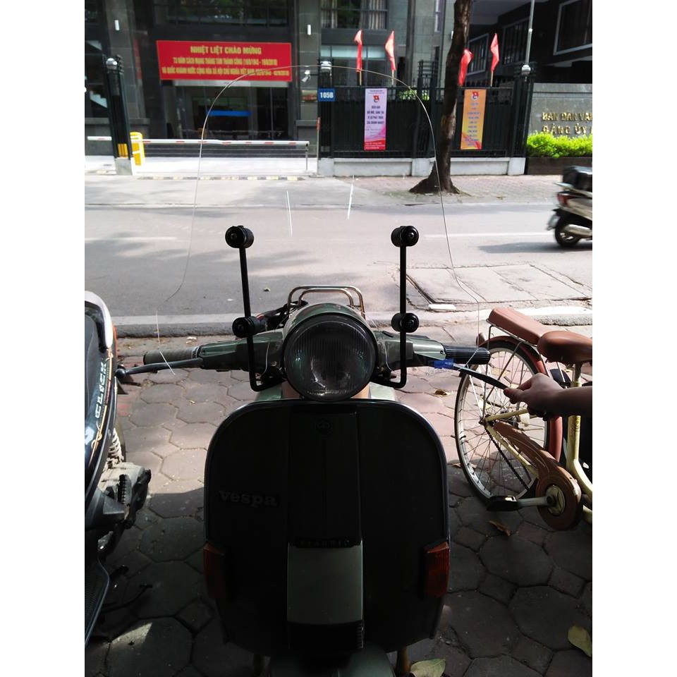 Kính chắn gió xe máy Thành Trung lắp cho Vespa PX