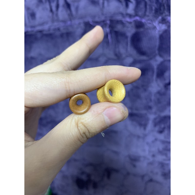 1 chiếc khuyên nong tai không có chốt vặn