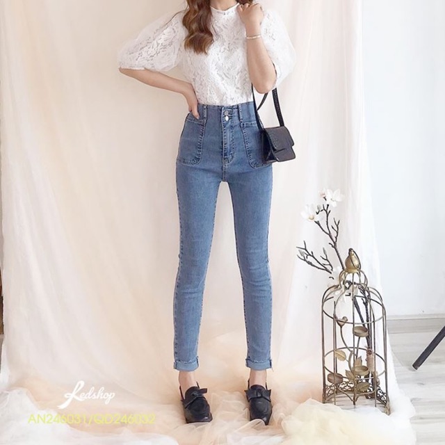 Quần bò màu xanh nhạt