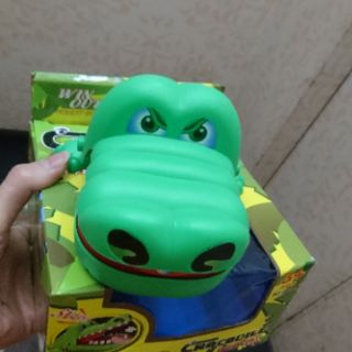 đồ chơi khám răng cá sấu cắn tay