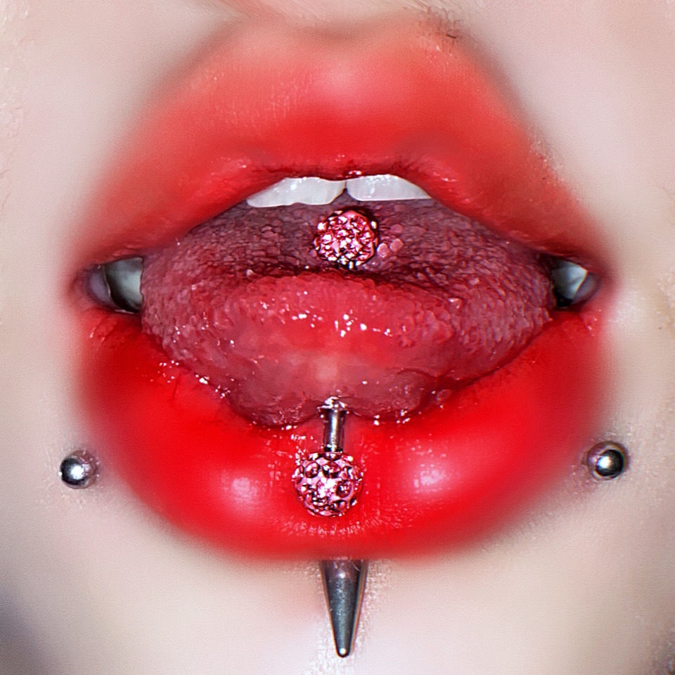 Khuyên lưỡi thay thế phong cách Âu Mỹ cho nữ