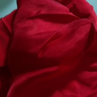 Vải lụa trơn màu đỏ tươi