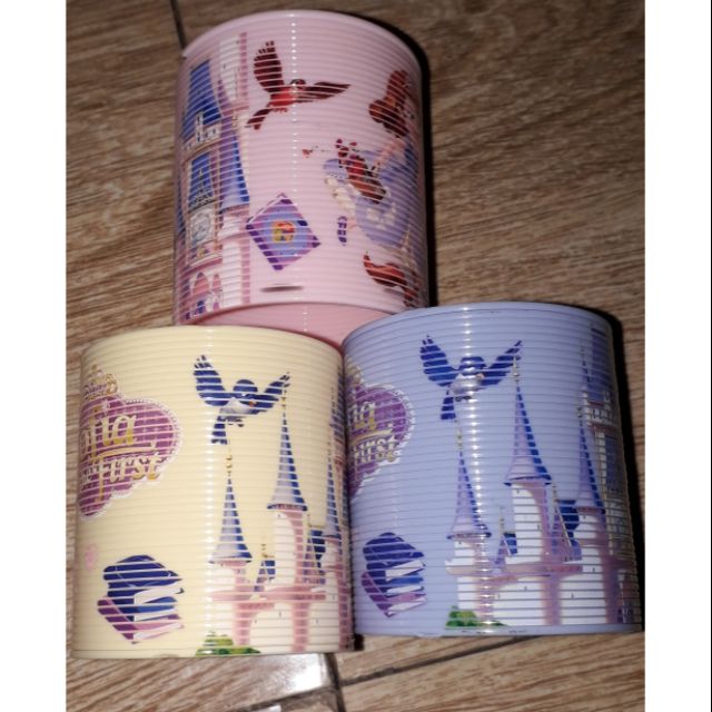 1 chiếc lò xo bằng nhựa rất đẹp