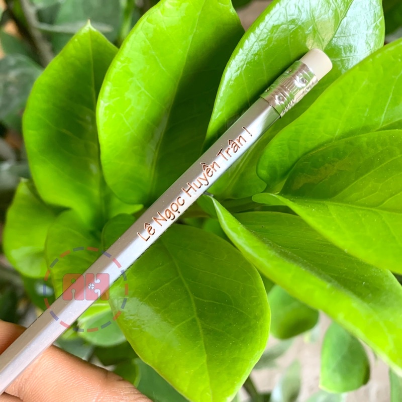 Bút chì 2B khắc tên theo yêu cầu, có đầu tẩy, nét rõ chữ rõ
