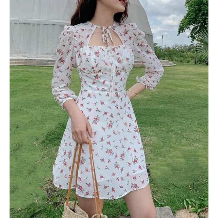 Đầm hoa trắng khoét ngực tay dài