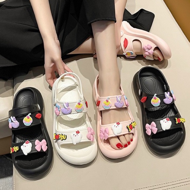 Dép sandal nữ Crocs 2 quai ngang chất liệu EVA nhẹ mềm, dép quai hậu nữ đế cao 5cm kèm Sticker đi học, đi chơi cute