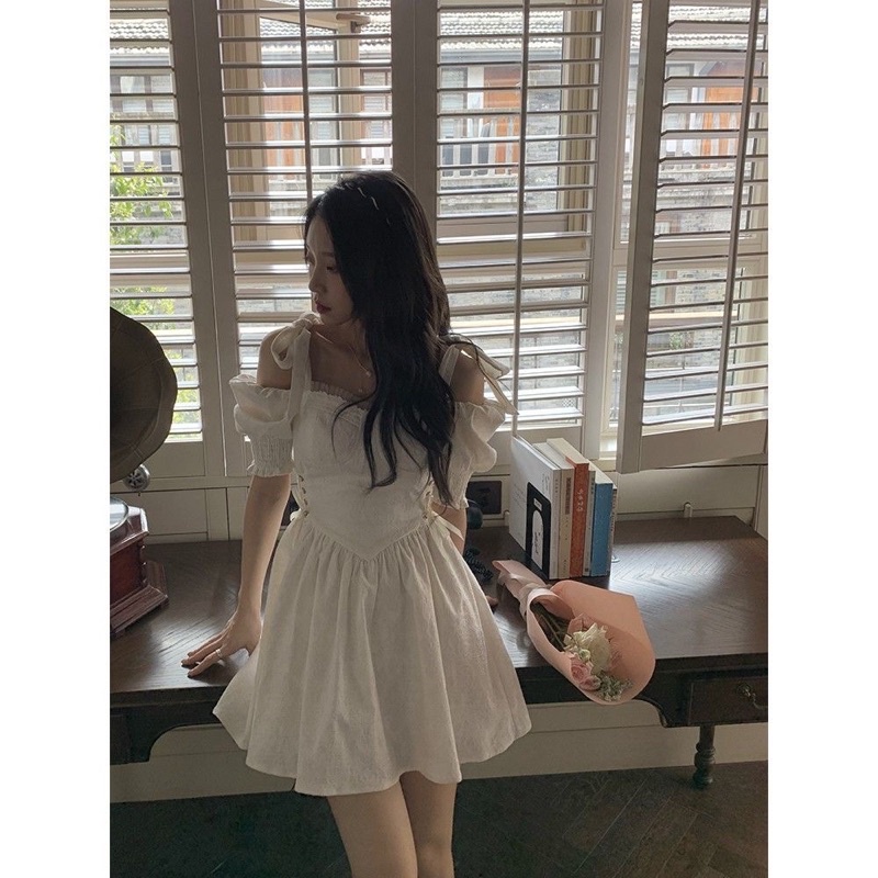 Váy trắng hở vai