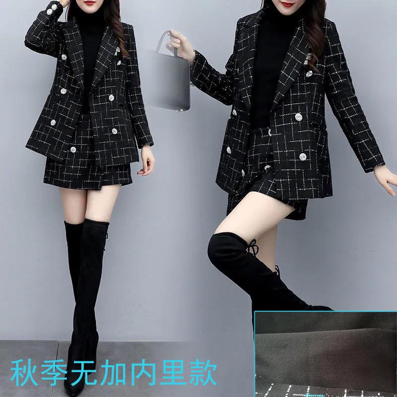 Bộ hai món với váy ngắn cotton dày dặn ôm dáng và áo khoác len kẻ sọc thời trang dành cho nữ