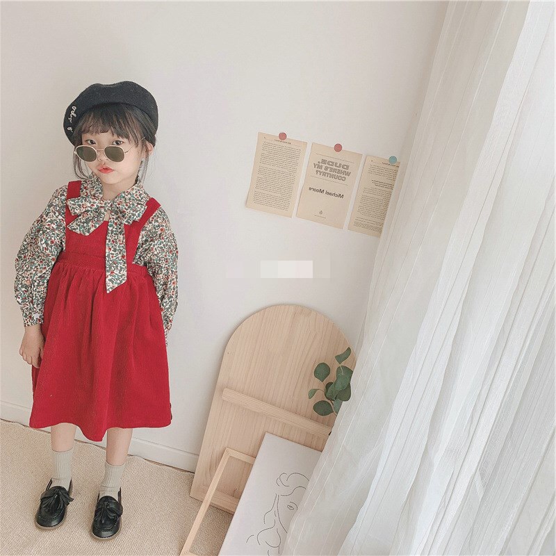 Set đầm yếm đỏ kèm áo sơ mi hoa bé gái