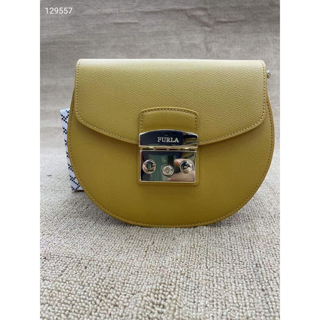 Túi đeo chéo nữ FURLA METROPOLIS Hàng xuất  chi tiết chuẩn, từ đường keo mũi chỉ đến logo khắc đều sắc nét.