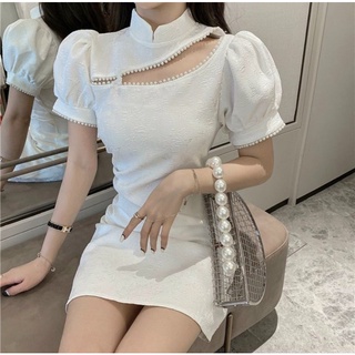 Đầm sườn xám trắng cổ tàu cut-out khoét ngực viền ren hoa nổi
