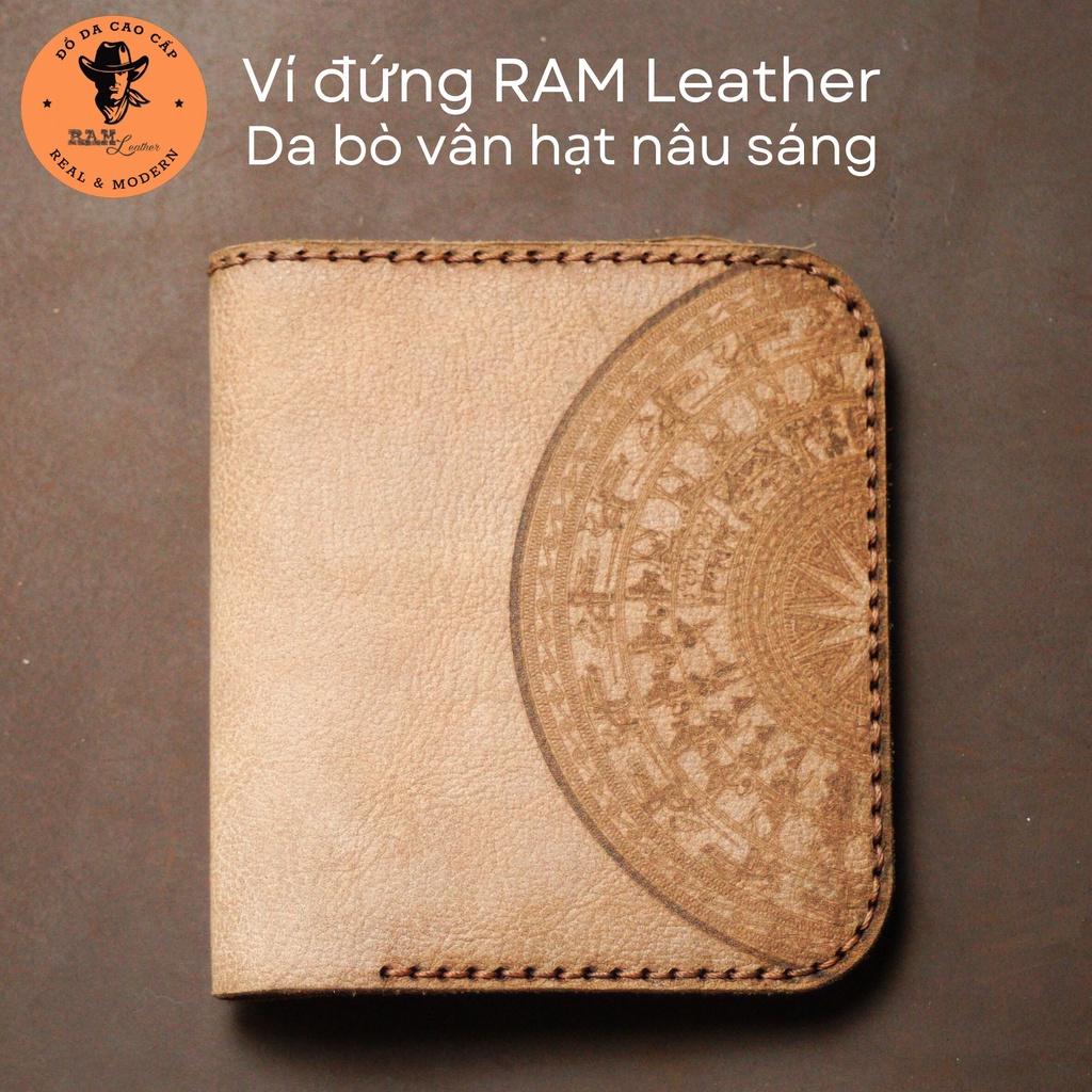 Ví nam da bò trống đồng vân hạt màu nâu sáng dáng đứng - RAM Leather