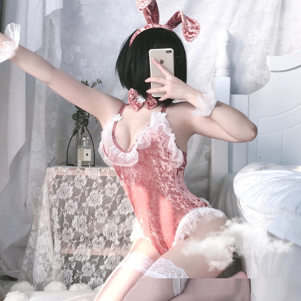 Cosplay thỏ hồng