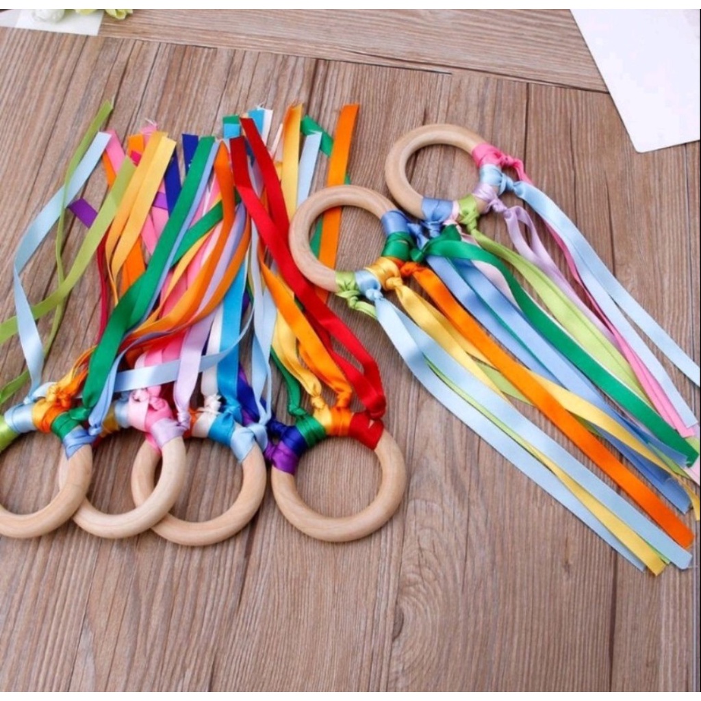 Vòng gỗ Montessori ruy băng nhiều màu sắc giúp bé tập cầm nắm, phát triển thị giác, nhận biết màu sắc