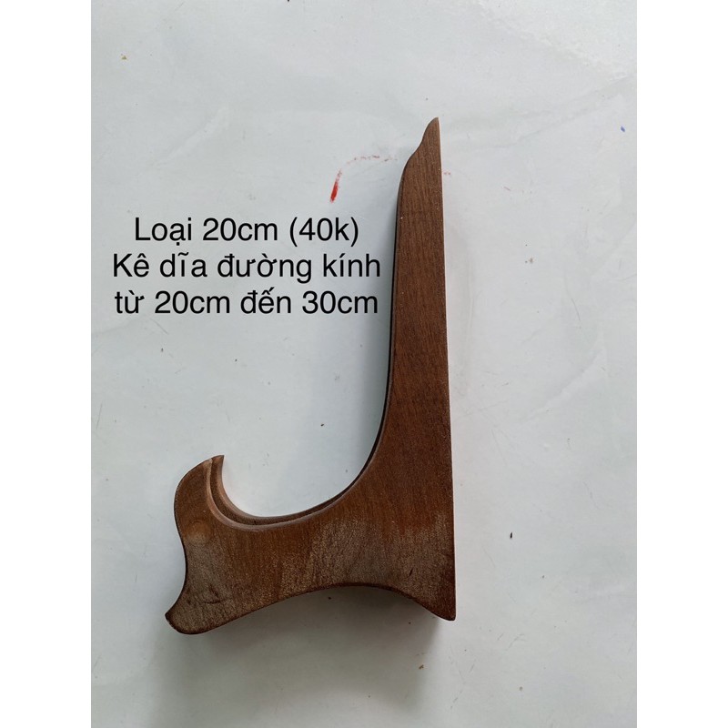 Giá kê trưng bày dĩa làm bằng gỗ