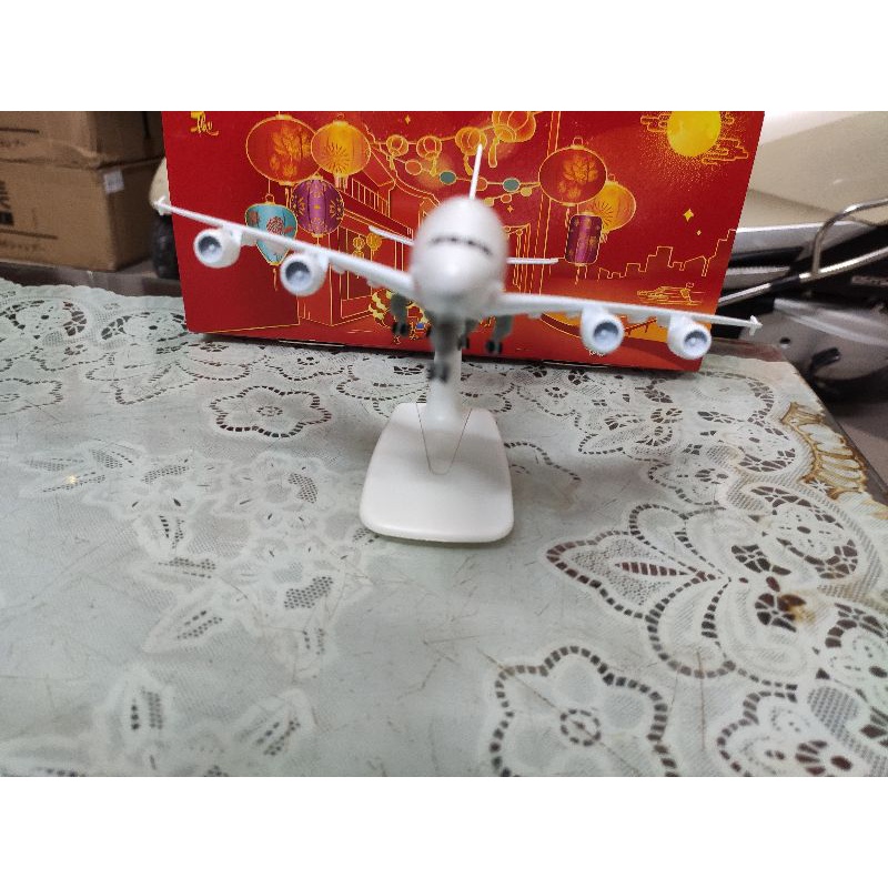 Mô hình máy bay AIRBUS  kim loai 20cm có bánh xe