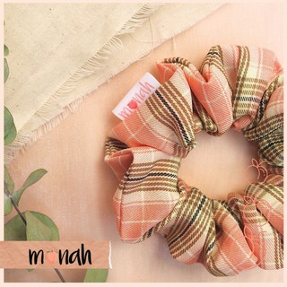 Dây buộc tóc, cột tóc scrunchie caro lụa hồng trẻ trong phong cách nữ tính