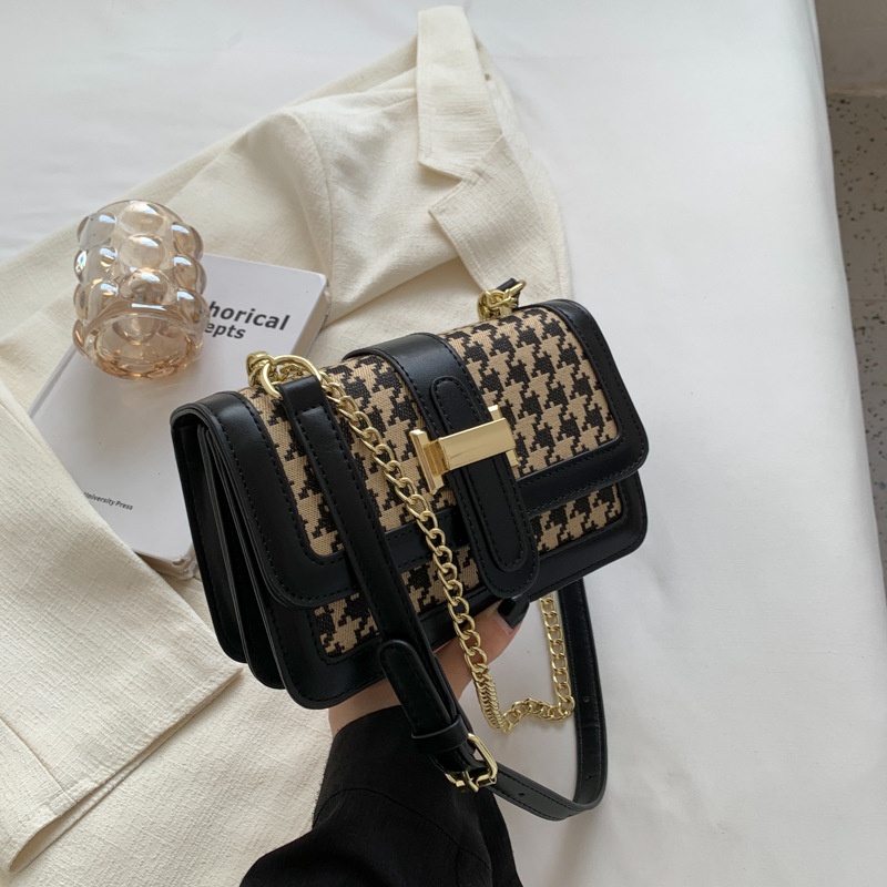 Túi Đeo Chéo Dáng Vuông Nhỏ Phối Dây Xích Thời Trang Thu Đông Thanh Lịch