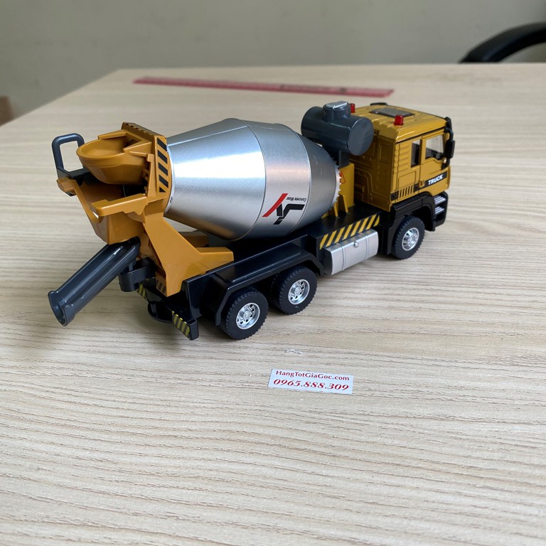 Mô hình xe bồn chở bê tông tỉ lệ 1:50 bằng hợp kim chạy bằng cót, có đèn và còi –