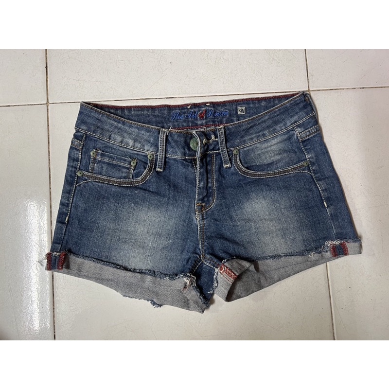 Áo hoạt hình, quần short jeans cạp trễ