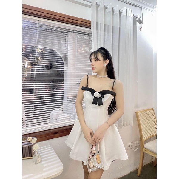 Đầm xoè 2 dây kèm tag hoa 🖤 Thelaniclothing