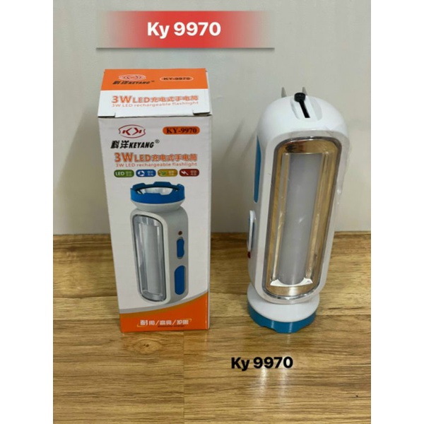 Đèn pin kiêm đèn bão sáng bên hông.