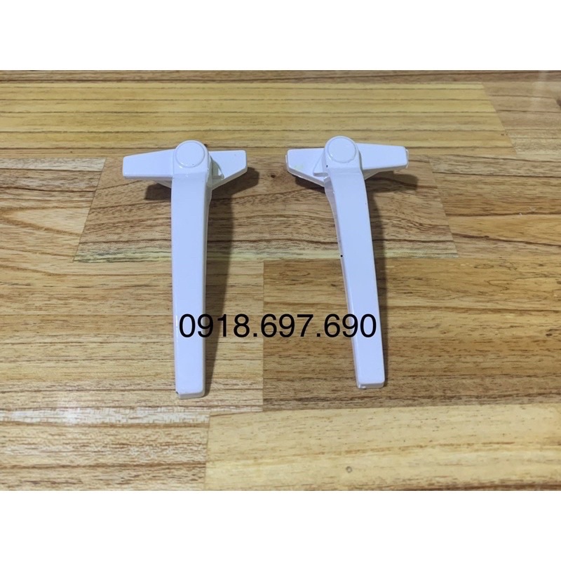 Tay gạt cửa sổ bật có chân màu trắng sữa Vn