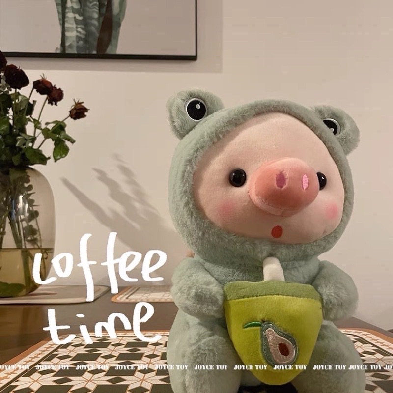 Gấu bông, thú bông heo ôm bình trà sữa mặc quần áo đáng yêu